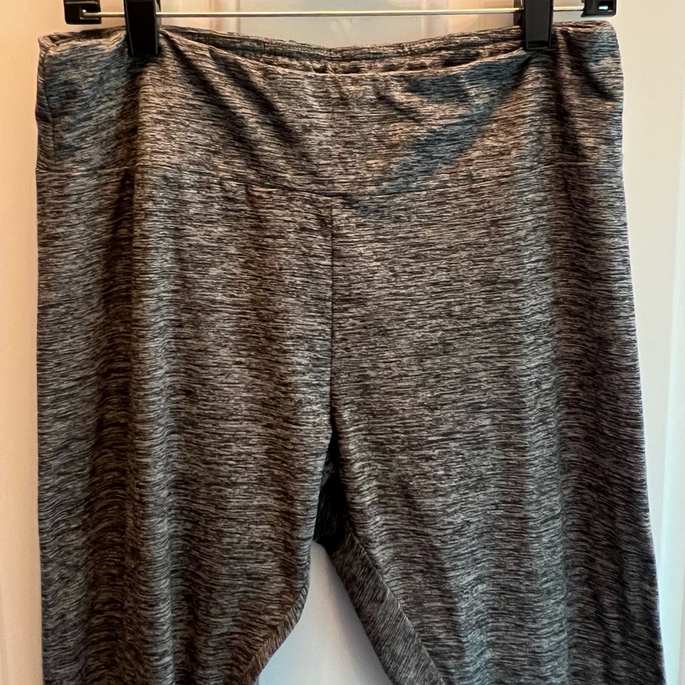 No Boundaries Gray Capri Leggings Size 1X